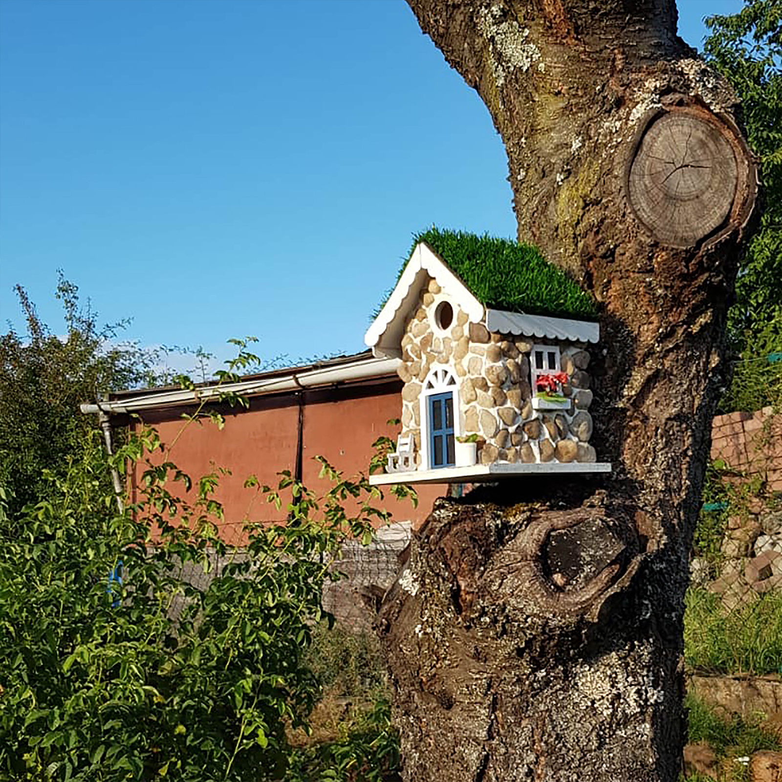 Bird Nesting Box Stone Cottage  | decorative birdhouse